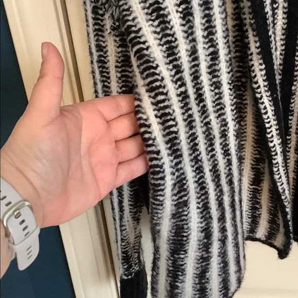 Aqua Fringe-Trim Open Front Cardigan with Pockets Black/White XSmall - Picture 4 of 4